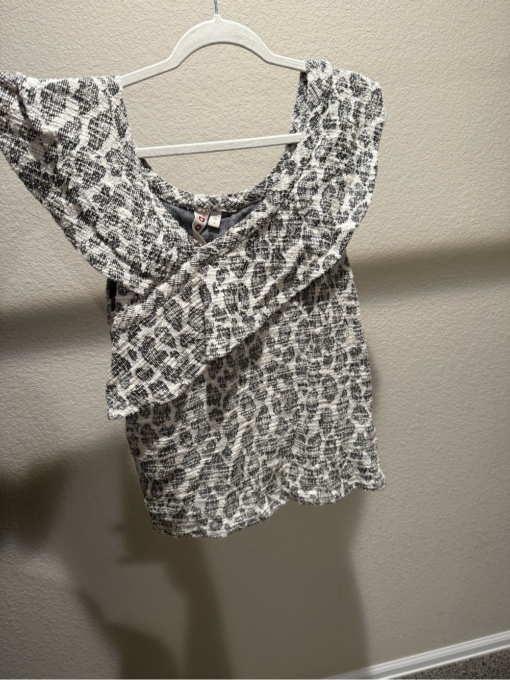dolan Black & White Patterned Sleeveless Knit Top
